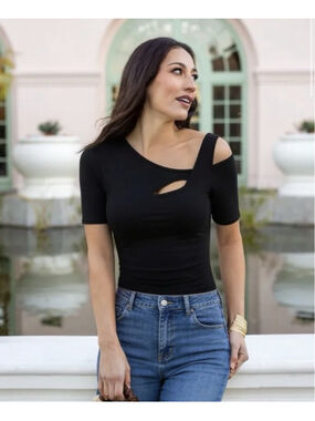 Flamingals Solid Cut-out Asymmetrical Neck Cold Shoulder T-Shirt M